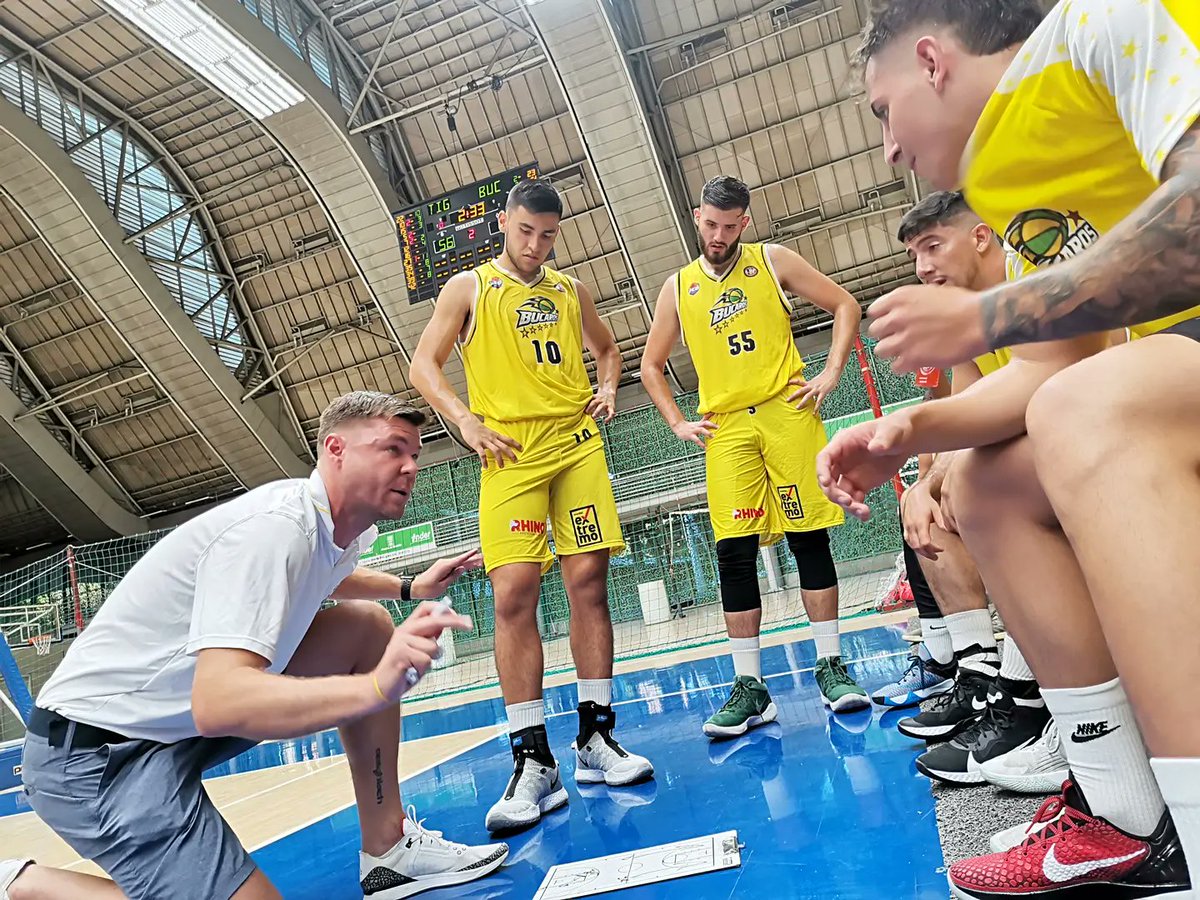 soybucaros's tweet photo. En Búcaros más que un equipo  ¡somos una familia!

@watkins3d bienvenido a esta familia colombiana que espera dar lo mejor en la #LigaWPlayDeBaloncesto

En pocos días llegarán nuestros refuerzos que complementarán esta gran familia.

 ¡Todos somos Búcaros! 💛💚 https://t.co/cboixtmYgF