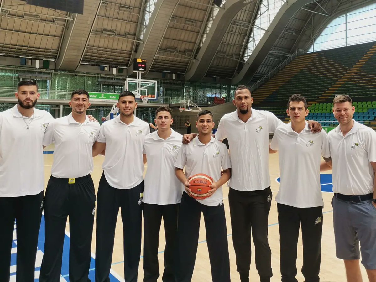 soybucaros's tweet photo. En Búcaros más que un equipo  ¡somos una familia!

@watkins3d bienvenido a esta familia colombiana que espera dar lo mejor en la #LigaWPlayDeBaloncesto

En pocos días llegarán nuestros refuerzos que complementarán esta gran familia.

 ¡Todos somos Búcaros! 💛💚 https://t.co/cboixtmYgF