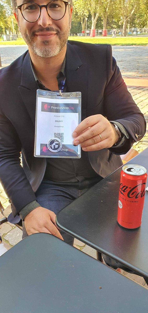 Le tweet de l’année : <a href="/AlexandreEruimy/">Alexandre Eruimy</a>  le très sympathique boss de <a href="/PrestaShop/">PrestaShop</a> arbore le logo de <a href="/friendsofpresta/">friendsofpresta</a> au #pspday 😍🍻