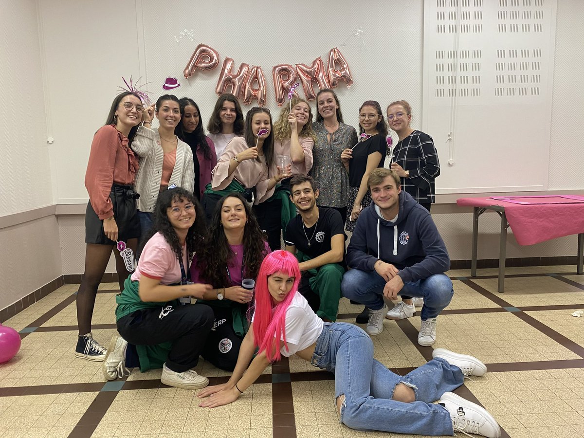 Lucie_Brn23's tweet photo. #OctobreRose | Bravo au bureau de @Pharma_ACEPA et à la commission Santé Publique pour cette soirée dédiée à l’information sur le cancer du sein ! Stand de prévention sur l’auto palpation et récoltes de fond pour @laliguecancer https://t.co/iWU5bhYMG5