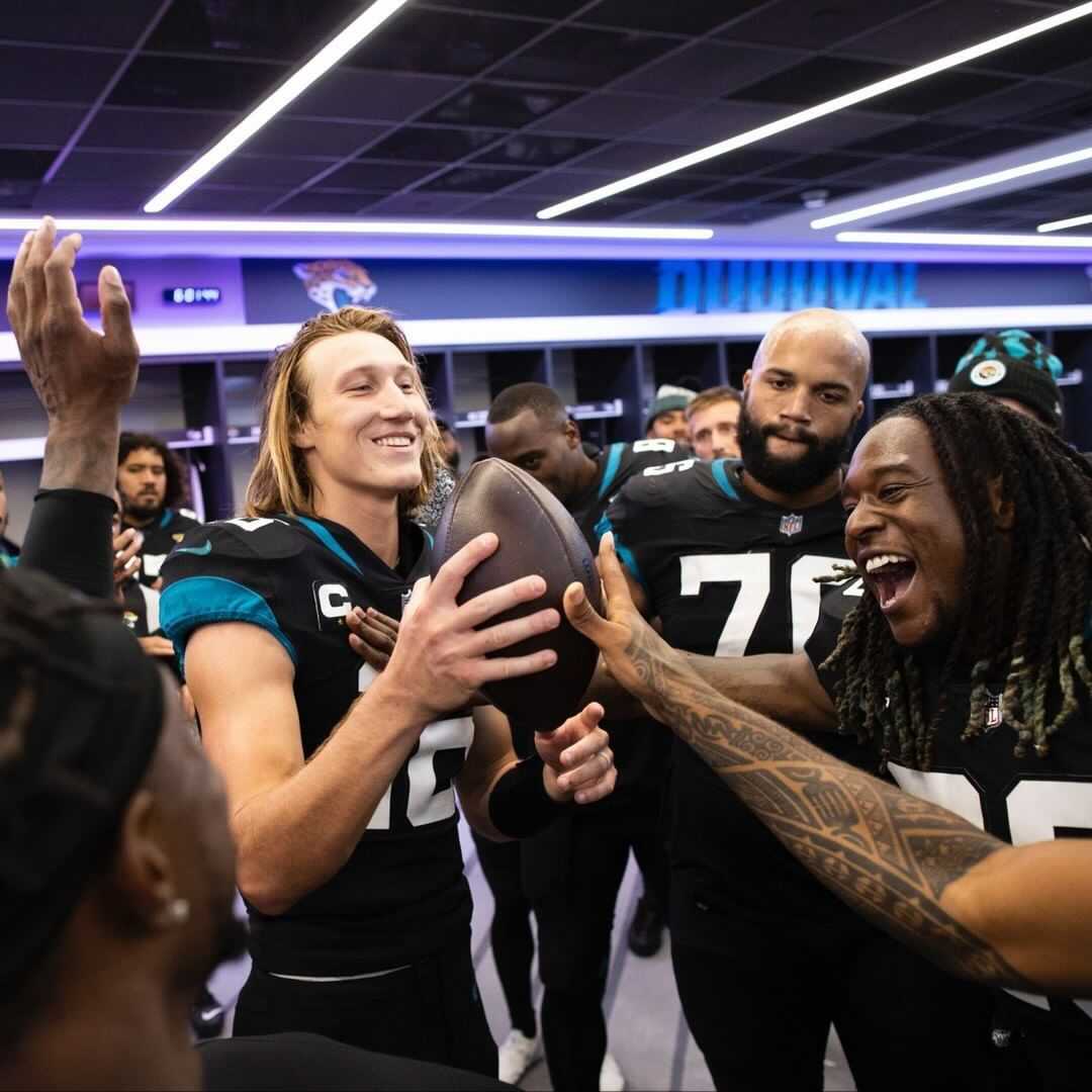 ftx_app's tweet photo. 𝐂𝐎𝐍𝐆𝐑𝐀𝐓𝐒 to @Trevorlawrencee on his first career NFL victory!

Here’s to many more! 👏👏

(via: @Jaguars) https://t.co/cLTn2mCe6q