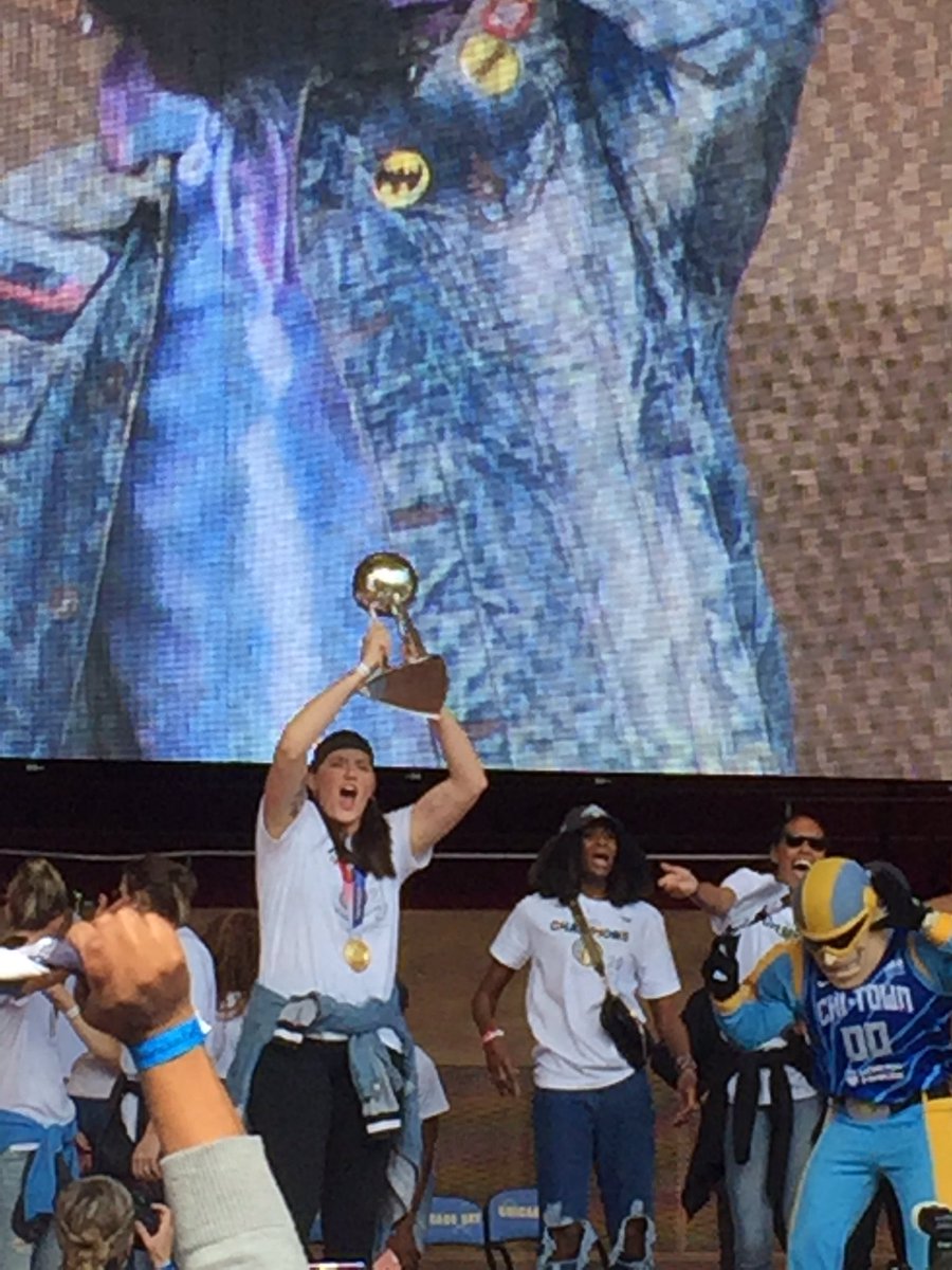 alexlsher's tweet photo. Loving @bigmamastef with all the bling https://t.co/gBTjiqgJRp