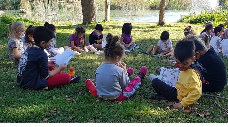 Doğa Günlükleri,çocukların doğada yaptıkları gözlemleri, keşifleri,hissettikleri duyguları yani doğanın onlara sunduğu her türlü gözlemlenebilir ve hissedilebilir şeyi daha sonra hatırlamak, araştırmak için bir deftere kayıt etmeleri ile oluşan günlüklerimiz hoşgeldiniz 🎈