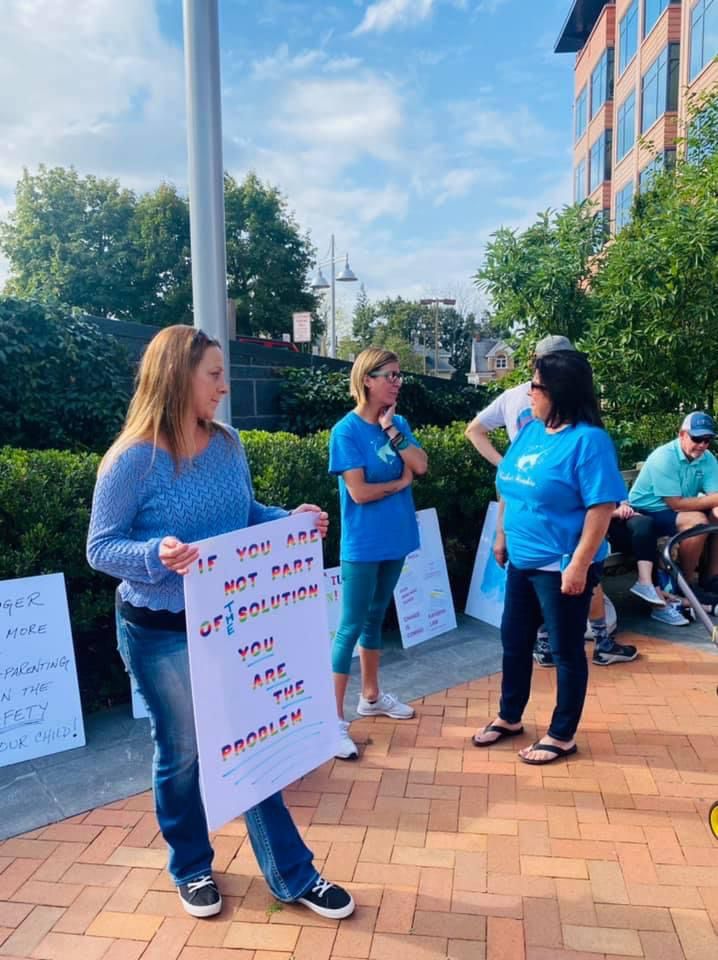NataliePage's tweet image. #HerNameWasLibby
Libby was one of the #thecourtsaidUSA moms. She was in family court with her abuser who had previously tried to strangle her to death. 
This photo was taken at a recent family court protest. Later that night, she was murdered.
