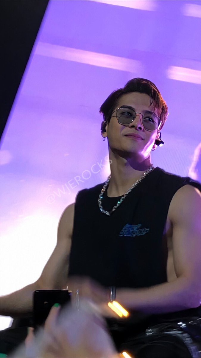 lowjiaer's tweet photo. I’m so sorry to spam but this is the absolute BEST picture I’ve ever take and I’m so proud of it!

#KeepSpinningInParis #GOT7InParis #2YearsOfGOT7inParis @GOT7Official @JacksonWang852 https://t.co/d5scpqkMsS