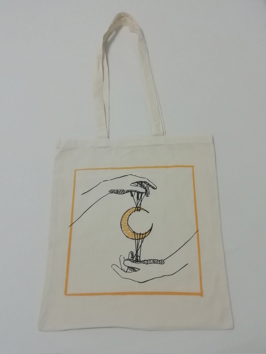 MusicCenit's tweet image. Para la presentación de "Aludes" de este sábado hemos preparado merchan nuevo.
Os presentamos las bolsas
"Mientras duerme el sol"

Entradas: entradium.com/es/events/ceni…