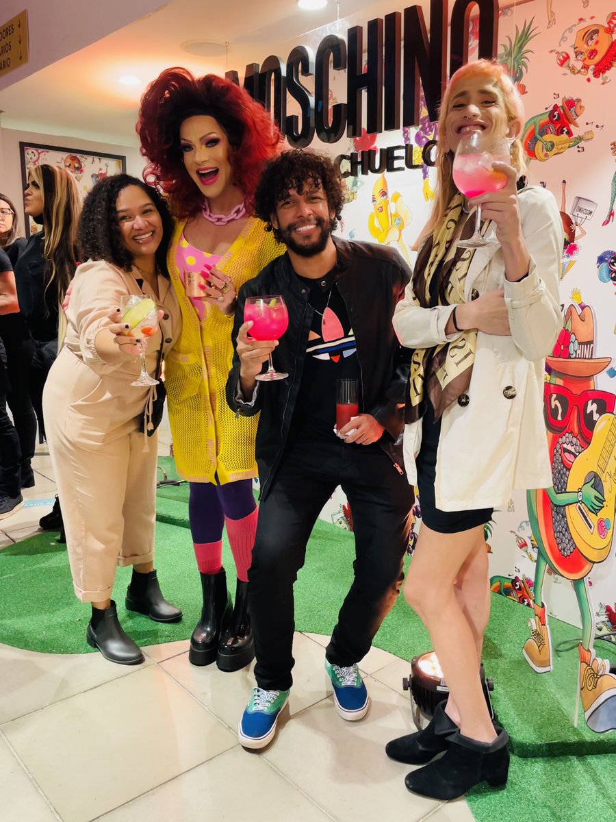 RafaelRafic's tweet photo. Eu adoro esse time @Sigamosaico entregando muito no lançamento da #MoschinoForRiachuelo ontem… ahasamos @Celiine_ @ykalil @juliajesuz https://t.co/gttcg12Qdj