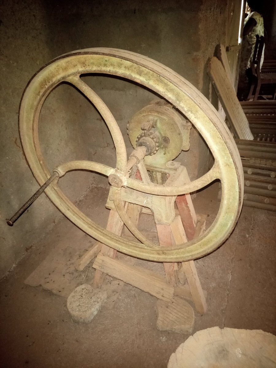 L_Kmer237's tweet image. Je me suis rendu chez mes arrières grands parents pour la première accompagné d'une tante et voici ce que j'ai découvert dans leur maison. 
J'imagine que cette machine peut avoir plus de 70ans ou moins 🤔.

Svp c'est un moulin à écraser nor?
#BAHAM 🤍🇨🇲