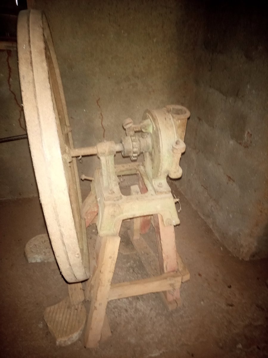 L_Kmer237's tweet image. Je me suis rendu chez mes arrières grands parents pour la première accompagné d'une tante et voici ce que j'ai découvert dans leur maison. 
J'imagine que cette machine peut avoir plus de 70ans ou moins 🤔.

Svp c'est un moulin à écraser nor?
#BAHAM 🤍🇨🇲