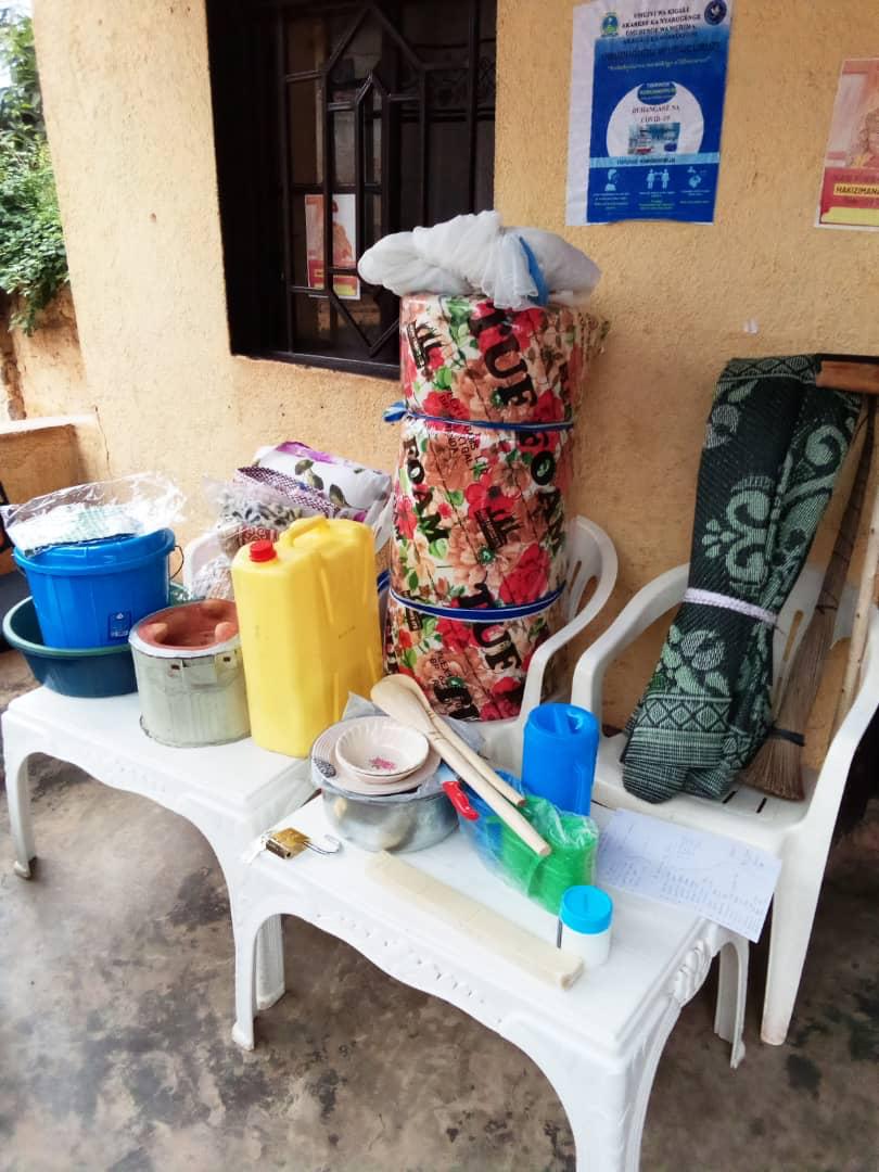 NyabugogoCell's tweet photo. Uyu munsi Ubuyobozi bw'umudugudu w'ubucuruzi bwakoze igikorwa cyo kuremera umuturage utishoboye ibikoresho nkenerwa  murugo mu rwego rwo kubungabunga imibereho myiza y'abaturage
@Hakizi1Clestine 
@MuhimaRwanda 
@Nyarugenge 
@EmmyNGABONZIZA1 
@nshutiesp https://t.co/J7SA2pp15m