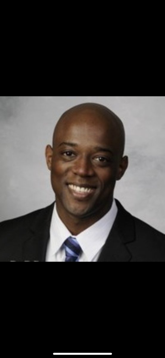 UChicagoEM's tweet image. Major congrats are in order! Our own @UChicagoEM alum @garthwalkermd was named a WHITE HOUSE FELLOW in the office of the Surgeon General! 

After residency, Garth was an EM attending at the VA, rose as a leader  in health equity, &amp;amp; was Deputy Director at IL Dept of Public Health!