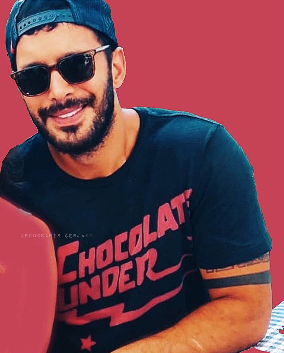 ArducbarisG's tweet photo. Did he really had this shirt on?
“Chocolats Under” Sir?!?!?!? Chocolats Under?!😭😭
•
#BarışArduç https://t.co/xy0gOkn9ic