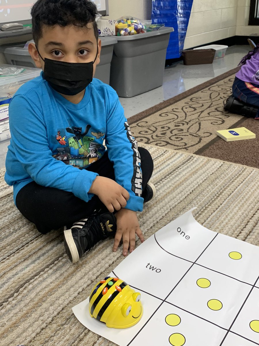 edrhett's tweet photo. Greenwood ES 1st graders learning with Beebots. @NNPSITC #NNPSPROUD @nnpsgreenwood https://t.co/OngWKv3XAI