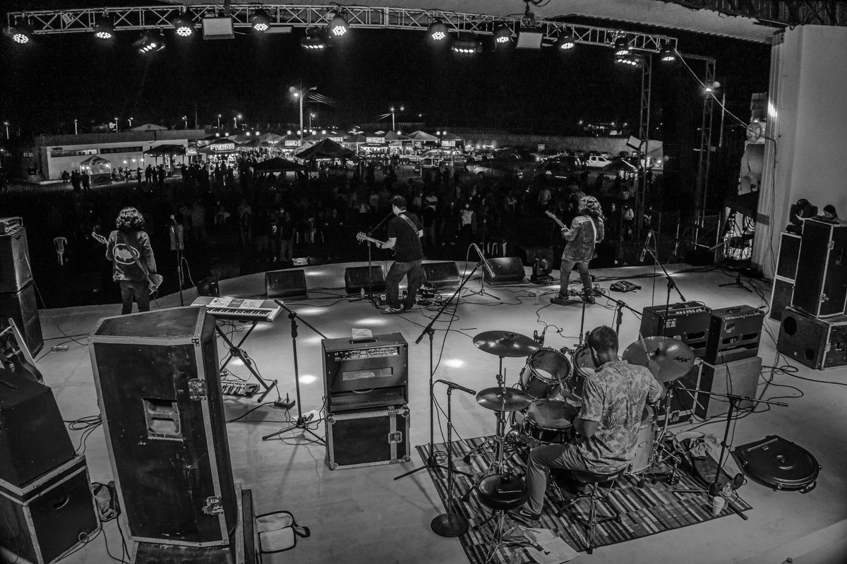 RockKusha's tweet photo. La dos caras del escenario 👀

#Ecuador #Musica #art https://t.co/UcxvYoo8G6