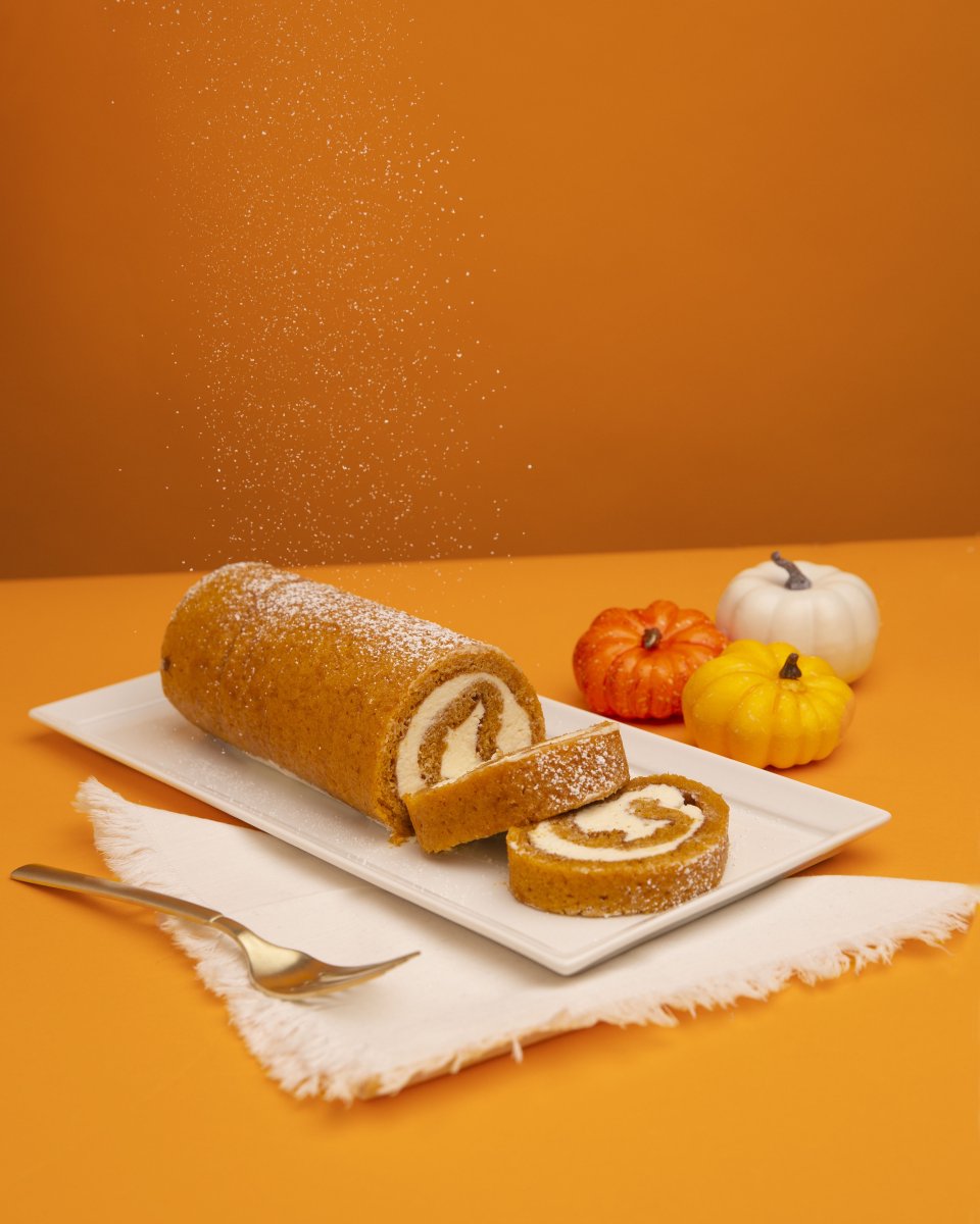 LorAnnOils's tweet photo. We're falling in love with this pumpkin spice cake! 🤤

Click here for the recipe 👉 https://t.co/8sVoDhRx2m https://t.co/7GcVnYoEIY