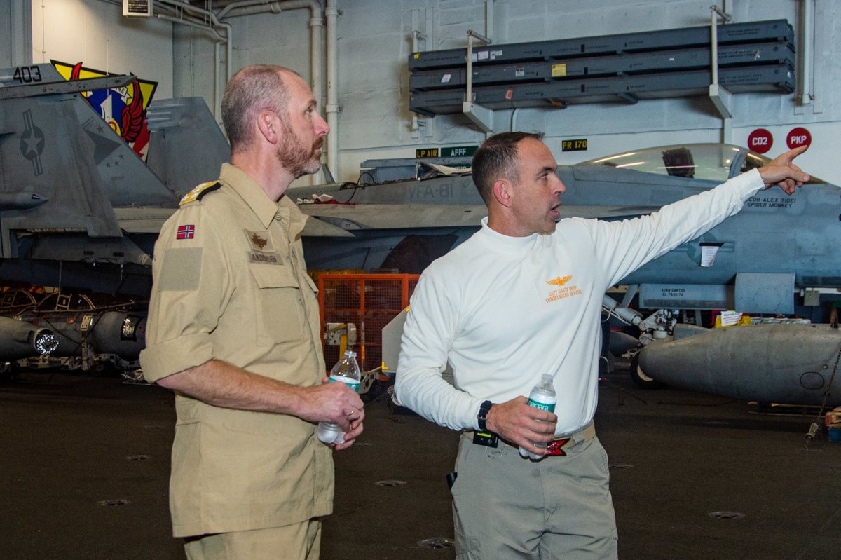 USNavy's tweet photo. Hei, venner! 🇺🇸 🤝 🇳🇴 

Recently, leaders from the Royal Norwegian Navy (@Sjoforsvaret) visited @USSHARRYSTRUMAN (CVN 75) while underway in the Atlantic ocean. 

#NavyPartnerships https://t.co/5JM5JQ28LP