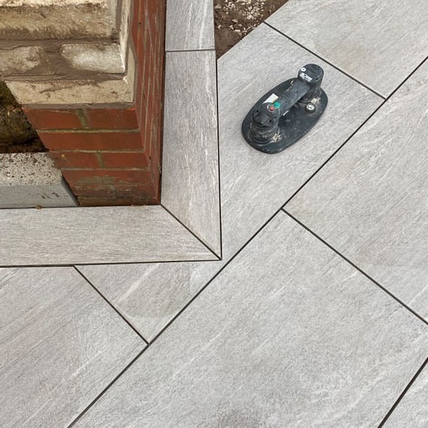GraboUk's tweet photo. Trapped fingers when laying awkward cuts? Unheard of when using the Grabo. 💪

Great job on this patio lay Wulstan Fencing 🔥

#Grabo #PowerTools #LiftingTools #ConstructionTools #NewTools #ConstructionUK #BuildersUK https://t.co/UruEMZpY6c