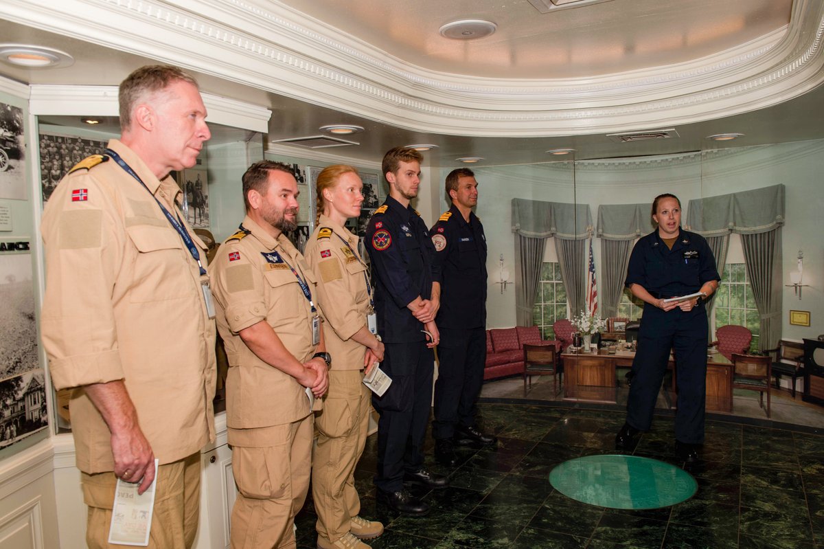 USNavy's tweet photo. Hei, venner! 🇺🇸 🤝 🇳🇴 

Recently, leaders from the Royal Norwegian Navy (@Sjoforsvaret) visited @USSHARRYSTRUMAN (CVN 75) while underway in the Atlantic ocean. 

#NavyPartnerships https://t.co/5JM5JQ28LP