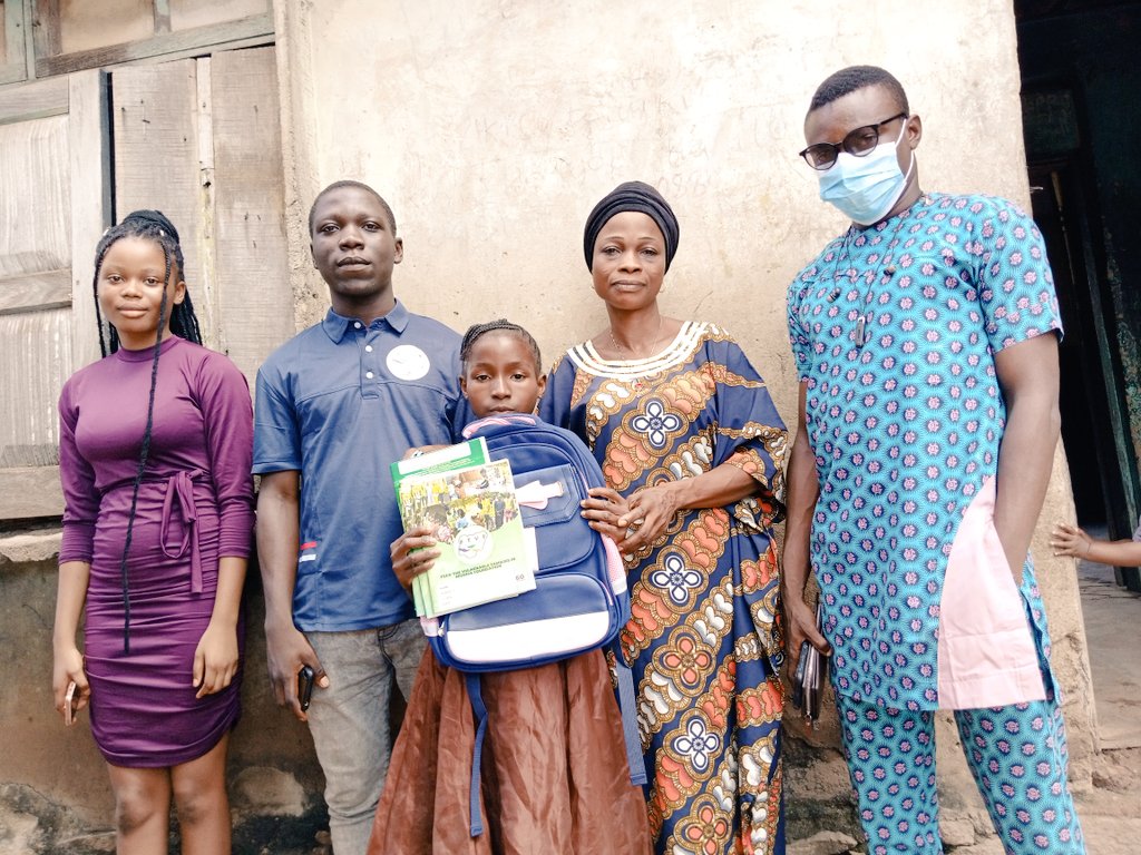 InsideOsogbo's tweet photo. In the last 24hours, a number of people/organizations have reached out to support Amirat.

- @3n6Initiative (rep. by @Abimbolakinyemi) donated a sum of N10,000 for textbooks

- #OsunTwitterCommunity donated a sum of N10,000

- @ftvf_foundation donated some writing materials

2/3 https://t.co/TgFP3naFMS