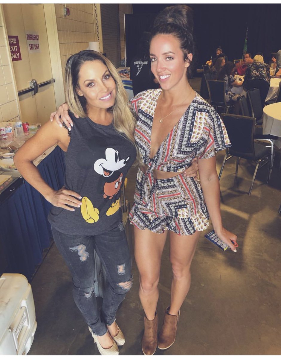 RT @aniceto_juarez: Trish stratus and chelsea green @trishstratuscom @ImChelseaGreen https://t.co/4Hq4qOTISD