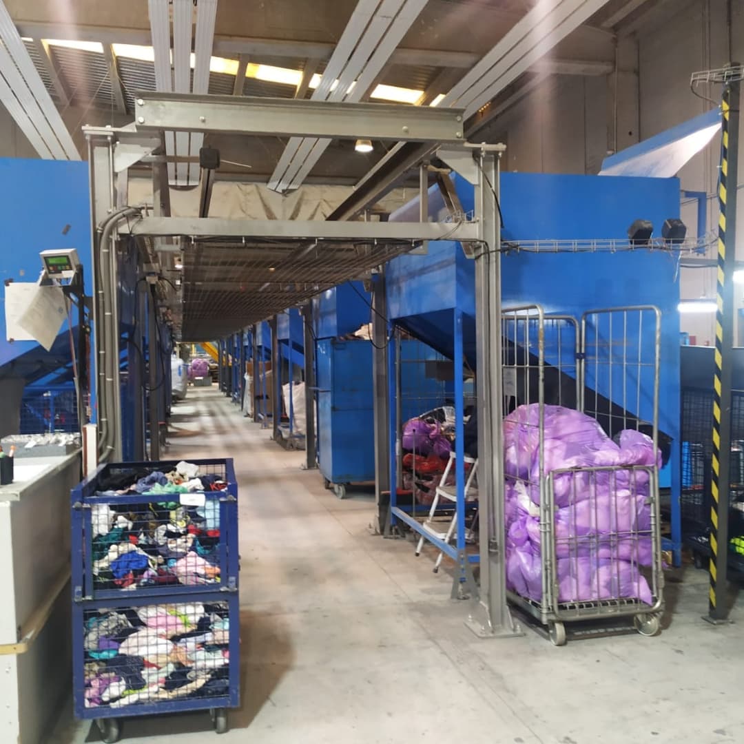 arrropaburgos's tweet photo. El equipo de Arrropa visitó la semana pasada las instalaciones de una de las plantas de procesamiento de Moda Re-, el proyecto de Cáritas Española de gestión integral de ropa usada del que formamos parte.

‌#arrropaburgos #arandadeduero #Burgos #mirandadeebro #modaRe https://t.co/Ib6sWTRRHU