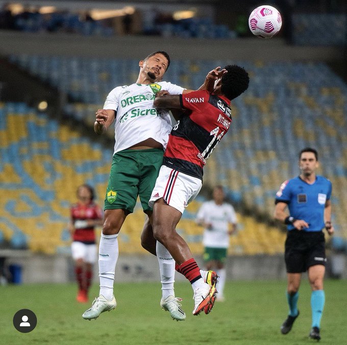 FutCariocaInfo's tweet photo. CEO da Moss, patrocinadora do Flamengo, entrou em contato com o Marketing do Clube pedindo para que o jogador Vitinho não jogue mais com os meiões arriados para que a marca seja exibida durante as transmissões e fotos. https://t.co/LIDudcpI2r