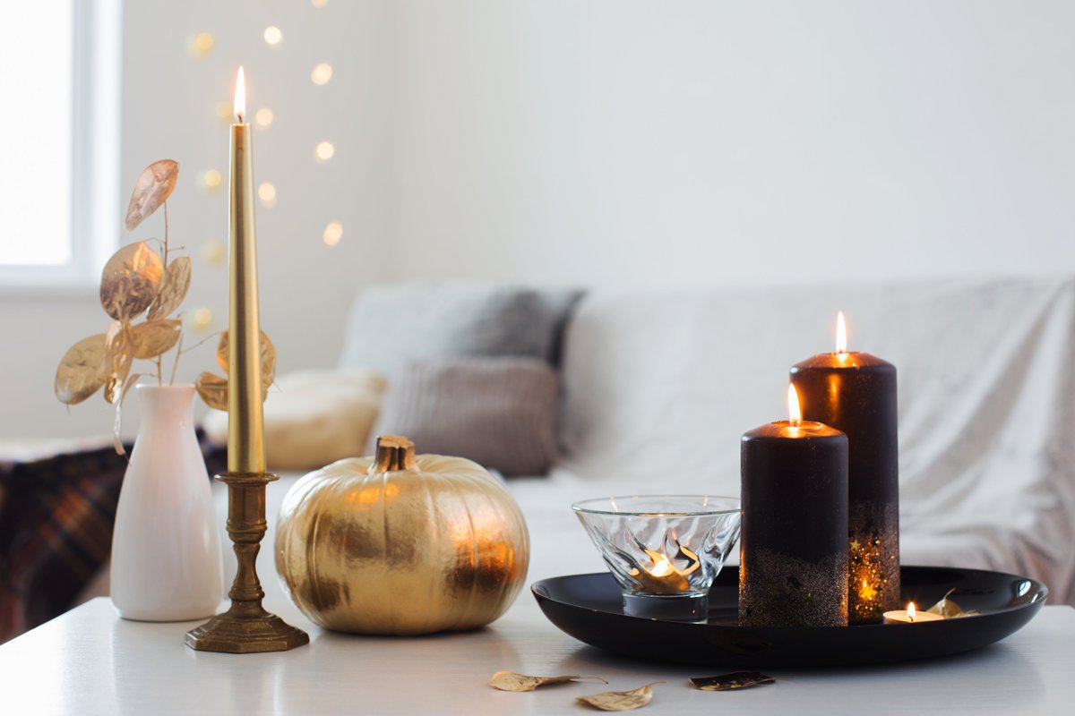 CandleMonth's tweet photo. Want to minimize the leftover wax at the end of a candle's burn time? Be sure to avoid short burns. Lighting your candle for brief periods won't allow the wax to melt completely, which can lead to excess leftover wax. Brush up on more #CandleTips: https://t.co/DsgrJDJIrP https://t.co/1BxBwg0iTX