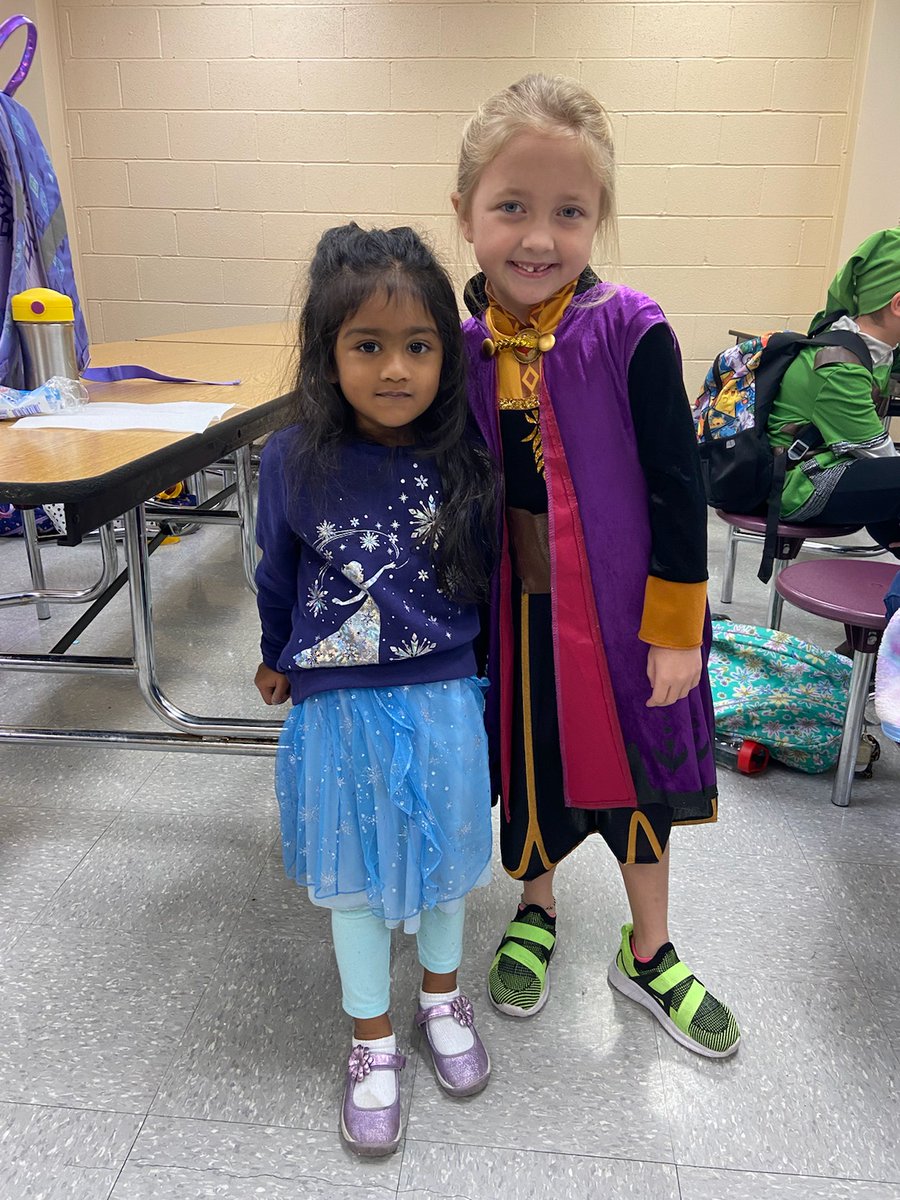 PraiseAcademyGA's tweet photo. Two cute princesses from our Disney spirit day Monday 

#letitgo
#spiritdayfun 
#praiseacademy https://t.co/xF0coeMekA