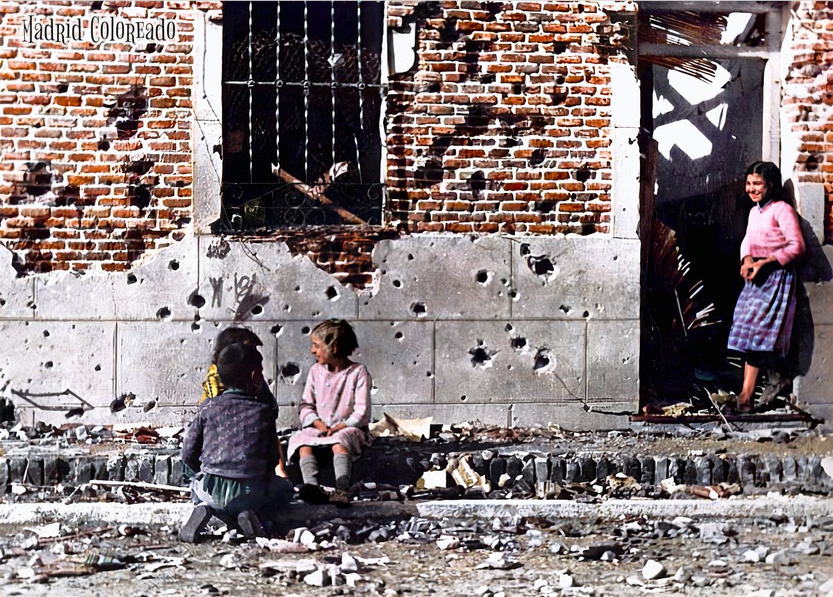 MadridColoreado's tweet photo. La mítica fotografía que Robert Capa tomó de la casa de Peironcely 10 merece tener un lugar en el Museo Reina Sofía. Desde @SalvaPeironcely se ha presentado una carta que esperamos ayude a que la fotografía sea incluida en la colección permanente del museo. https://t.co/arZujsS8Ch