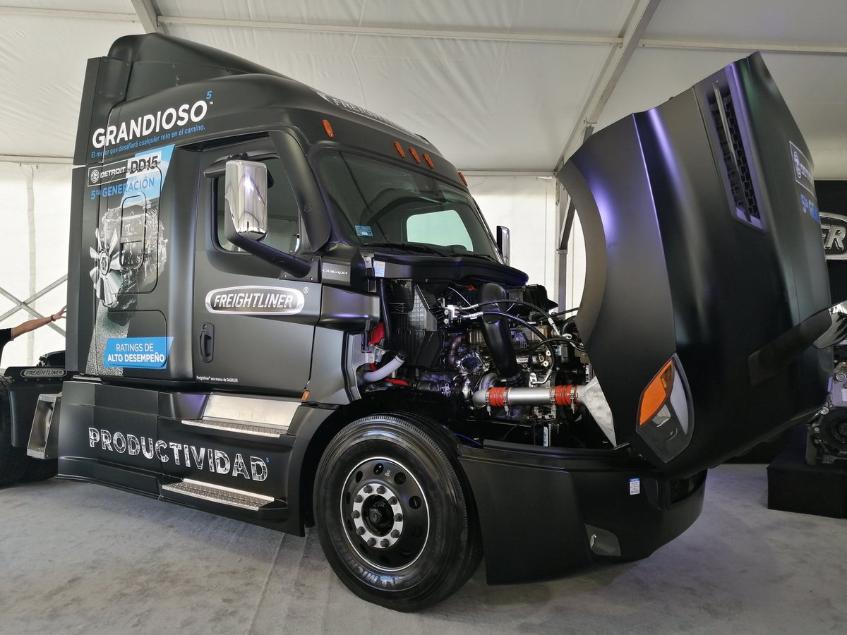 IA_indicador's tweet photo. La 5a generación del motor DD15 de @FreightlinerMex brinda un 3% de mejora en la eficiencia de combustible, entre otros beneficios gracias a sus más de 100 cambios respecto a su antecesor.
🚛 🙌
#FelizMartesATodos https://t.co/fQaDspXYnf