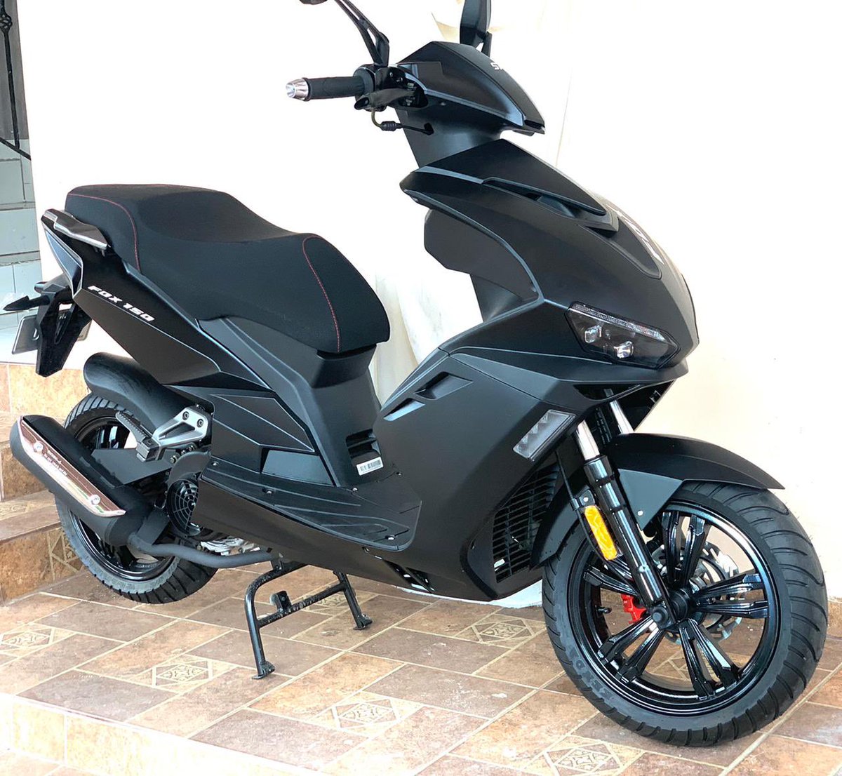 daphlezcano's tweet photo. Hola!

Mi mamá esta vendiendo esta moto, esta nueva, lit solo la usaron para moverla de la agencia a la casa.

Tiene su placa, casco y tanque lleno. Ready pal que mande el yappy😀

costo: $1800 https://t.co/XPwDcoTOi6