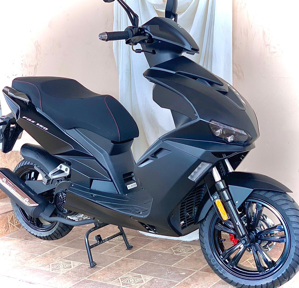 daphlezcano's tweet photo. Hola!

Mi mamá esta vendiendo esta moto, esta nueva, lit solo la usaron para moverla de la agencia a la casa.

Tiene su placa, casco y tanque lleno. Ready pal que mande el yappy😀

costo: $1800 https://t.co/XPwDcoTOi6