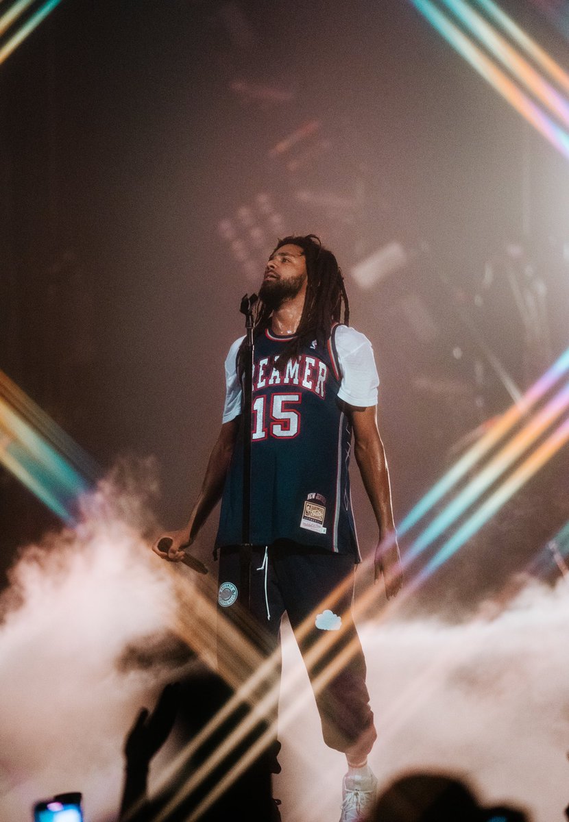 teyexxx_'s tweet photo. this J Cole picture is Legendary https://t.co/HUpWbXbXXP