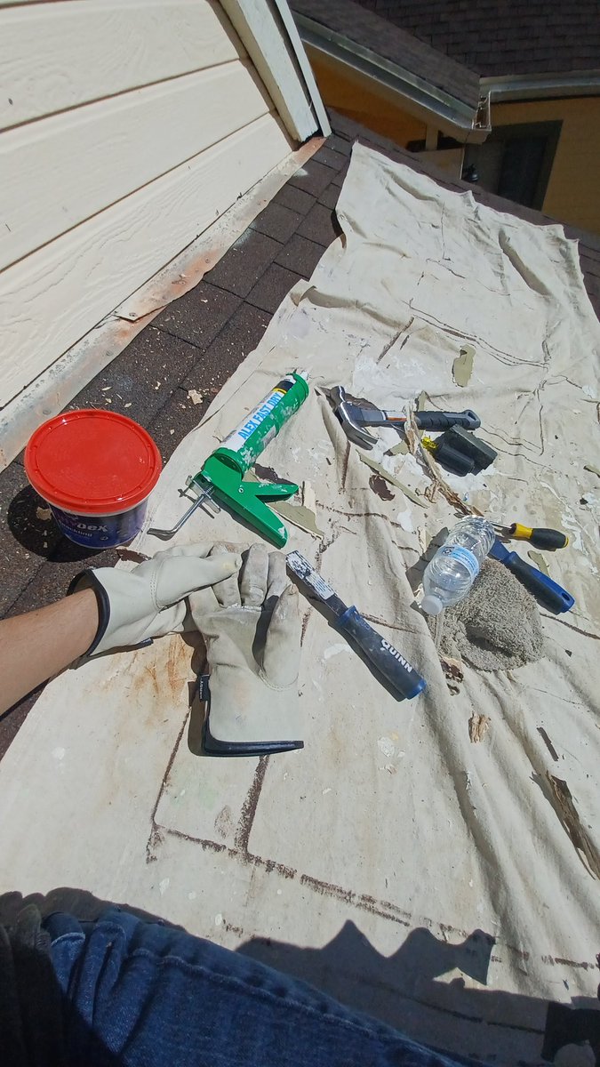 techfreq_'s tweet photo. Todays adventure, scraping, spackling and painting on the roof, oh, also featuring my hat and lovely skys by mother nature
#nature #sky #arizona #heat #spackling #painting #adventure #agenda #hydrated https://t.co/djO1trpxZw