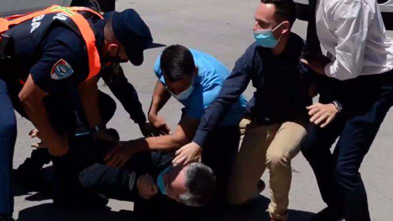 andyferreyra's tweet photo. Río Cuarto: custodios de Schiaretti redujeron a un hombre que se acercó a manifestarle al gobernador

“Bajá los impuestos, sacá ñoquis”, protestó el vecino.

[VIDEO] 👉https://t.co/2ka8Um7Vx5 por @ElDoce https://t.co/oFtCcjXHW7
