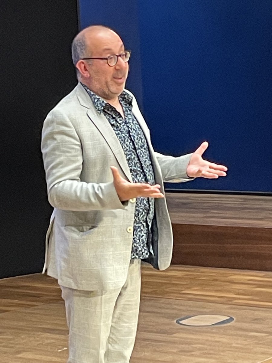 Breaking News: Barrie Kosky ist jetzt Deutscher. Hat Prüfung in Nürnberg abgelegt! “Ich bin von Kopf bis Fuss ein Kosmopolit”, sagt er bei Homage der #KAS für Noch-Intendanten #komischeoper.  Kunst könne nicht die Welt retten, aber einen “safe space”für die Seele. #kosky #oper