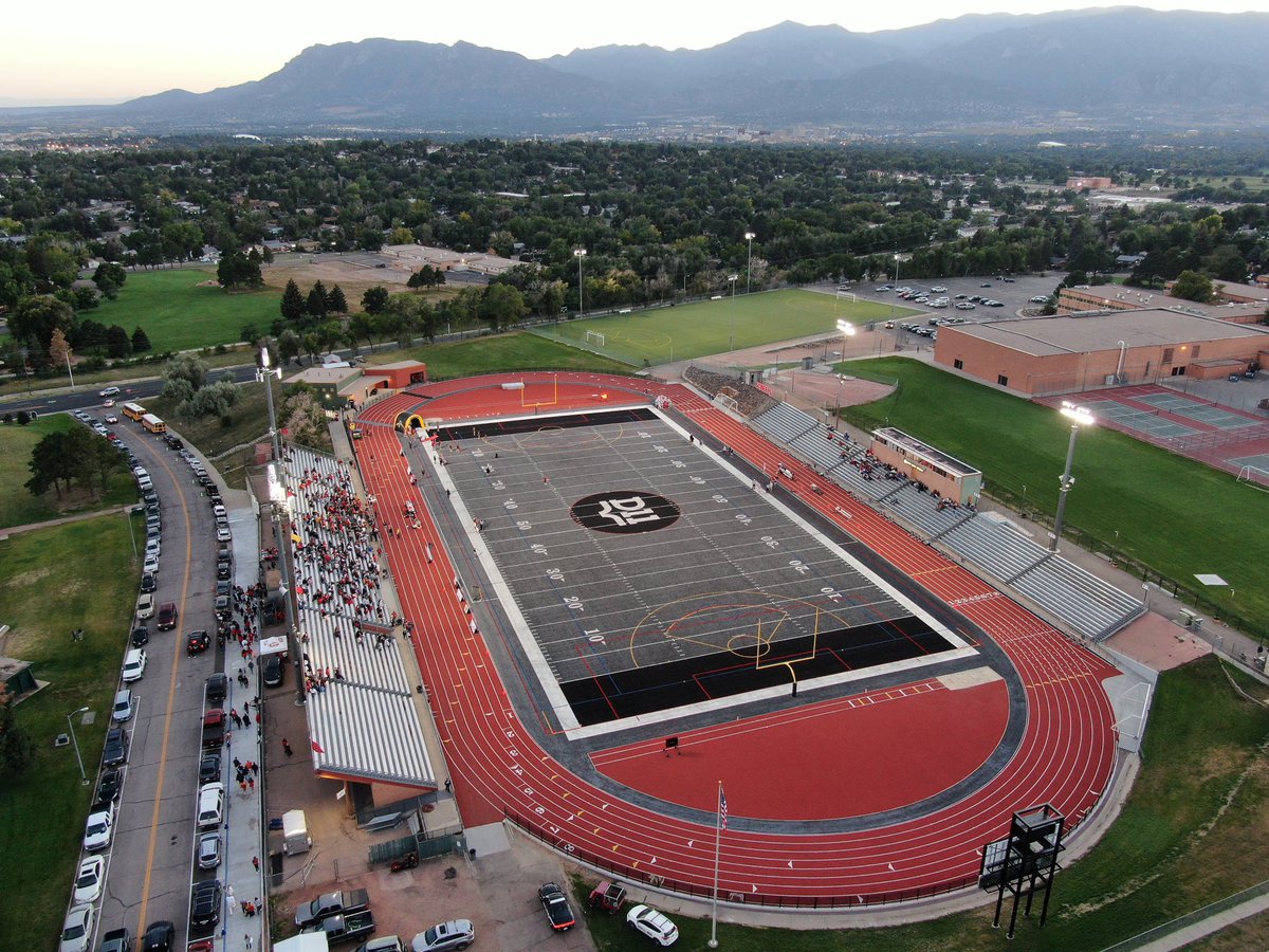 Tarkett_Renner's tweet photo. #TrackTuesday comes from Colorado Springs @ Garry Barry Stadium. This is a beautiful @BeynonSports Post Tension Concrete Track & @FieldTurf combination! Thank you to @D11Athletics for giving us the opportunity to upgrade your facility! #ThinkRenner @CHSAA @coloradopreps @CoPreps https://t.co/4P99gK7gng