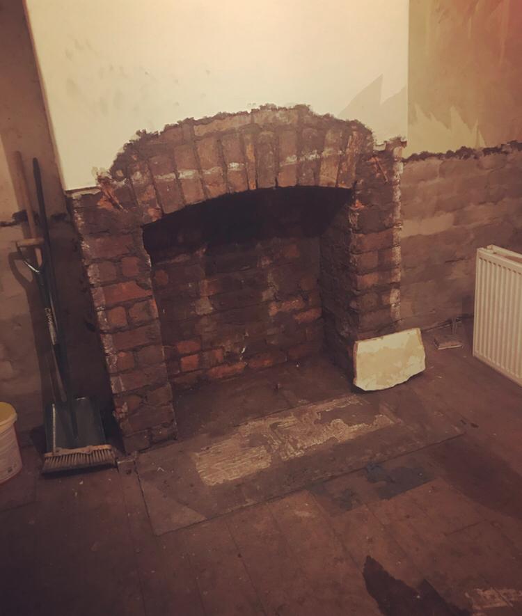 PPSmidlands's tweet photo. Just had a little de-ja vu about this hidden gem, found during a damp proofing job last year. This chimney breast had been plastered over and the original plan was to remove it but after we cleaned it up the customer decided to keep it, absolutely gorgeous! https://t.co/QFY7UWlpui