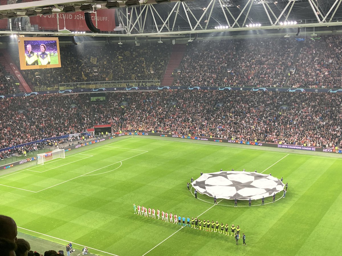 RobertxHegeman's tweet photo. Zijn we weer in de @cruijffarena voor @AFCAjax - @BlackYellow. Op een mooie wedstrijd en dito resultaat! Ik zeg 3-1. #AJAbvb #AJAdor https://t.co/r6JM1UNs5n