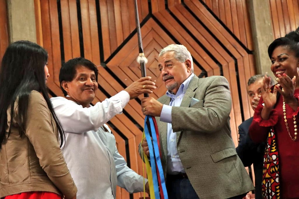 AgriculturaEc's tweet photo. 🔵 #Ahora | El ministro @PedroAlavaEc recibe el #BastónDeMando de parte del Movimiento Campesino Amazónico del Litoral, Sierra y Galápagos, acto simbólico con el cual expresan el respaldo de la comunidad de productores para fortalecer el sector rural 🇪🇨.
#TrabajamosPorElCampo🤝 https://t.co/rMbXfq67PF