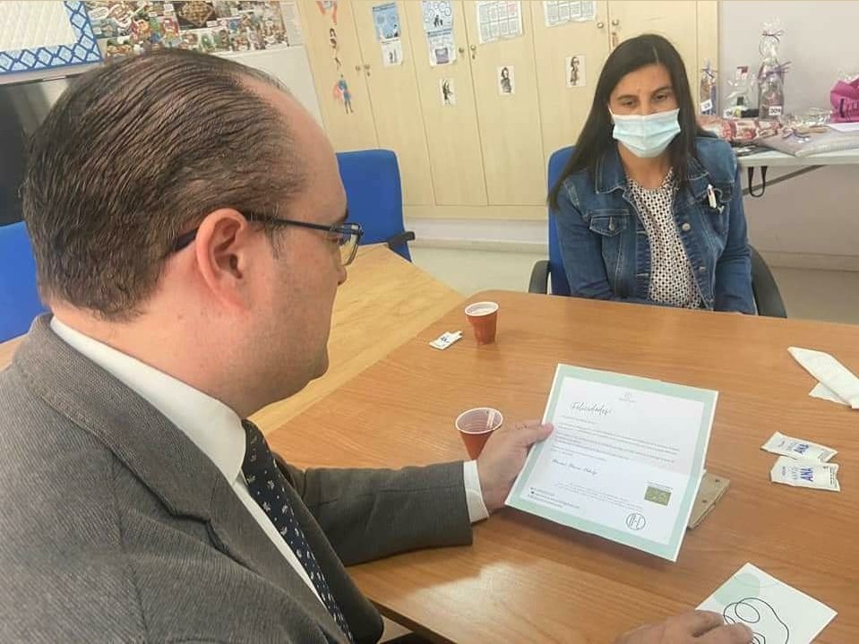 AlzheimerBierzo's tweet photo. Marco Morala, Portavoz del PP en el Ayuntamiento de Ponferrada, ha sido uno de los afortunados ganadores de nuestro #SORTEOSolidario y hoy nos ha visitado para recoger el premio de #OpenClose, visitar nuestro centro, y saludar a Loli, que ha sido la mano inocente del sorteo. https://t.co/44ZhVieCbI