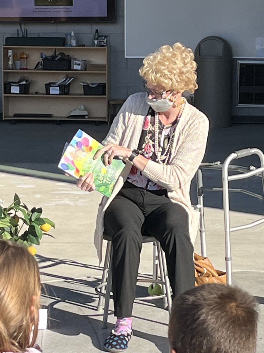 tosaschools's tweet photo. A representative from @twomenandatruck visited #TosaLincoln today to read the book, “When Grandma Gives You a Lemon Tree” in full character! 📚

The company, in partnership with @FirstBook, donated approximately 100 copies of the book to our elementary schools! https://t.co/8z1jV2Fvxo