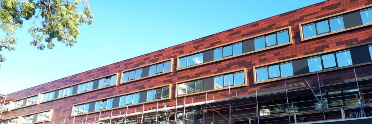 BArchitecten's tweet photo. De volledig hergebruikte gevels van het Mundus College in Amsterdam zijn uit de steigers en de groene gevels worden gemonteerd. Kijk op ons bouwblog voor een nieuwe film over deze circulaire renovatie. https://t.co/kxNlIi9TEN
Met aannemer Salverda en BOAdvies. https://t.co/RXhFbpk8LX