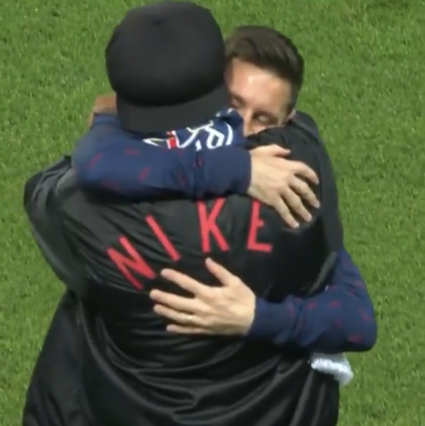Momentazo en el Parque de los Príncipes. Lionel está calentando y ve de lejos a Ronaldinho, invitado de honor hoy del PSG. Messi se va corriendo hacia él y se funden en un abrazo. El reencuentro entre dos de los más grandes de la historia.
