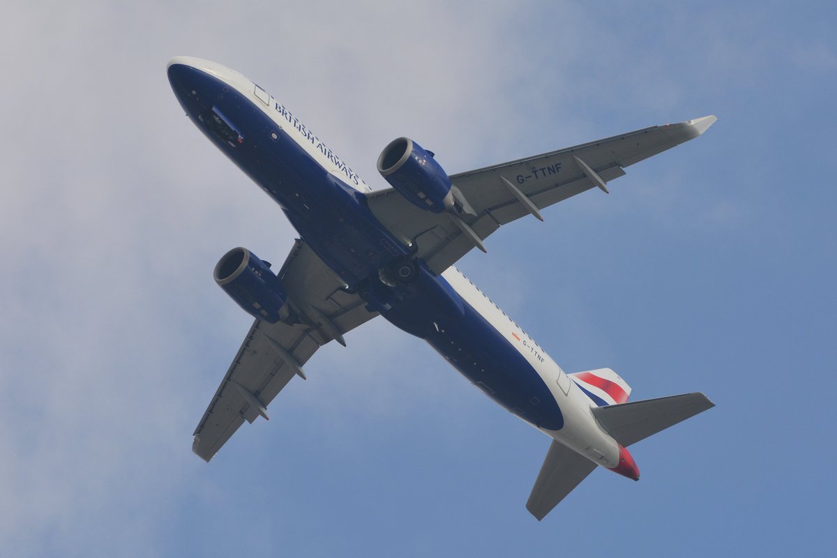 EGLLSpotter's tweet photo. An @British_Airways #A320neo performing a #goaround today at @HeathrowAirport from Amsterdam. This was the first of three go arounds I saw this spotting trip. #GTTNF #abortedlanding https://t.co/g9L2nScXln
