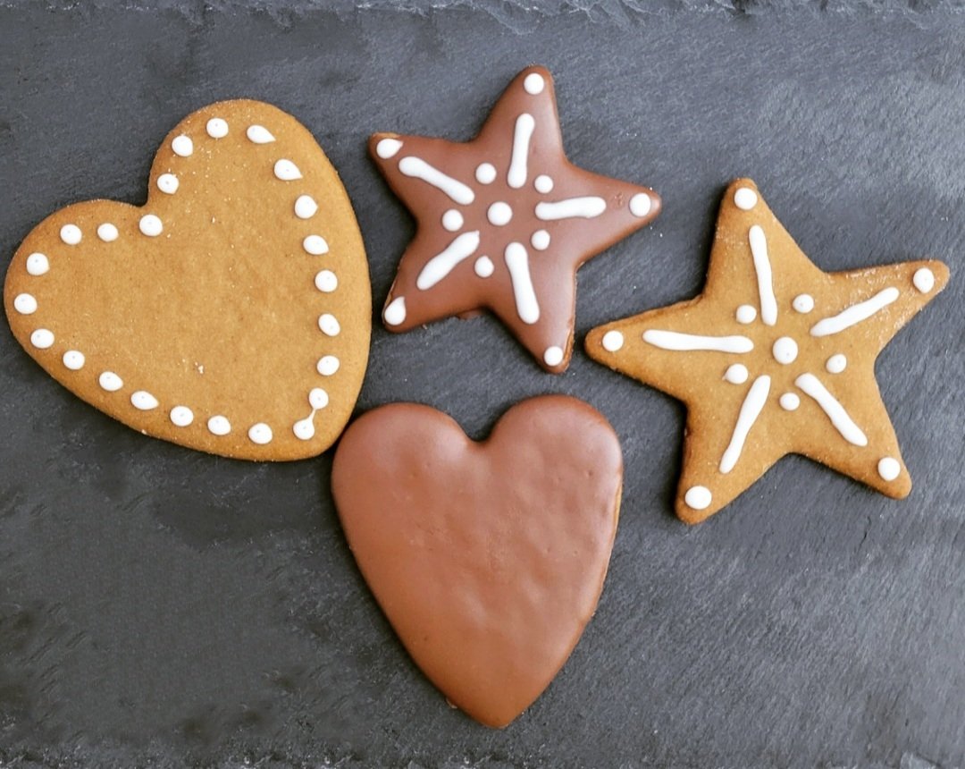 CuriousGFBaker's tweet image. It's German week on the Great British Bake off so I created my own Gluten free Lebkuchen recipe! Here are a few that I decorated! 😍🍰
#GBBO #homemade #GreatBritishBakeOff #glutenfree
