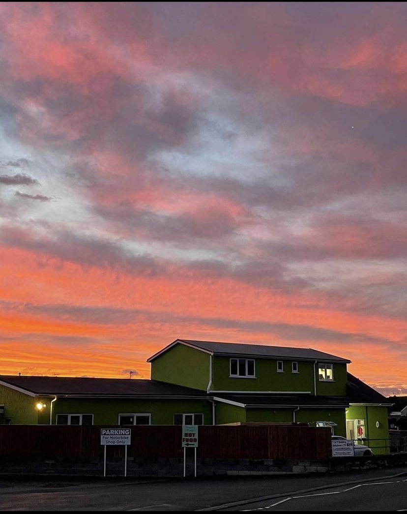 Tonight the sky looked like someone was painting from the clouds ☁️ ☀️☄️

Even beautiful sunsets need cloudy skies 💜💚

#sunset #littlelambs #kinmelbay #conwy #northwales #beautifulsky #beautifulsunsetneedcloudyskies