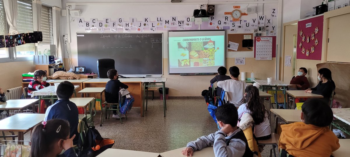PallaresCarme's tweet photo. Avui nou dia @infadimed acompanyada d'estudiant @enfermeriaub a #EAPCanVidalet #APCostaPonent @icscat, trencant mites i engrescant a les noves generacions d'infermeres #FemComunitària 💪💪 https://t.co/9JObmSrUYn