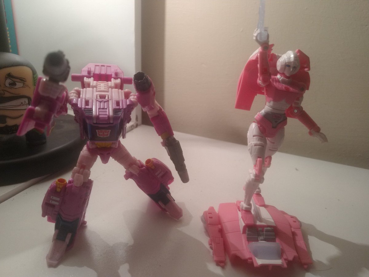 eldaggett's tweet photo. Pink, Beautyful AND Brave
(Si alguien me puede decir dónde comprar la cabeza/Minicon de Nautica se los agradezco)
#Transformers
#Autobots
#Arcee
#Nautica
#WFC
#TitansReturns
#Earthrise https://t.co/J29HL99a7z