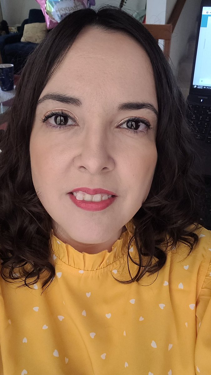 GraceC13's tweet photo. Lista para la reunión virtual, yo toda arreglada y nada, que fue con cámara apagada 😅 Mejor prevenir que lamentar 😜 #work #homeoffice #reunionvirtual https://t.co/aXvSImwhqN